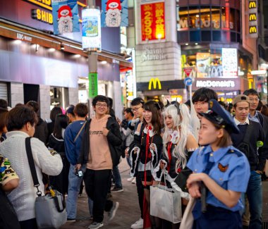 Tokyo, Japonya 31 Ekim 2018 - insan Cadılar Bayramı kutlama sırasında shibuya bölgesinde inanılmaz kalabalık. Cadılar Bayramı son yıllarda Tokyo büyük bir hit haline geldi.