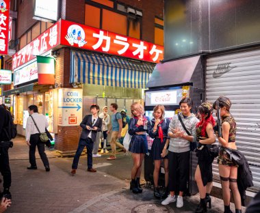 Tokyo, Japonya 31 Ekim 2018 - insan Cadılar Bayramı kutlama sırasında shibuya bölgesinde inanılmaz kalabalık. Cadılar Bayramı son yıllarda Tokyo büyük bir hit haline geldi.