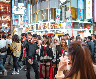 Tokyo, Japonya 31 Ekim 2018 - insan Cadılar Bayramı kutlama sırasında shibuya bölgesinde inanılmaz kalabalık. Cadılar Bayramı son yıllarda Tokyo büyük bir hit haline geldi.