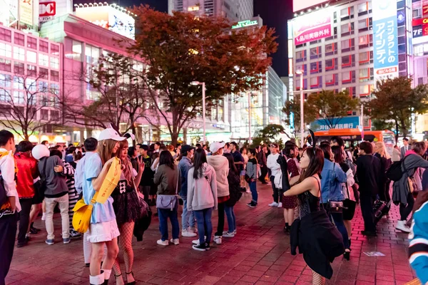 東京都 2018 ハロウィーンの祭典の間に渋谷地区の人々 の信じられないほどの群衆 近年東京で大ヒットとなっているハロウィーン — ストック写真