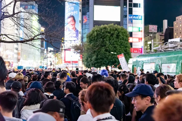 東京都 2018 ハロウィーンの祭典の間に渋谷地区の人々 の信じられないほどの群衆 近年東京で大ヒットとなっているハロウィーン — ストック写真
