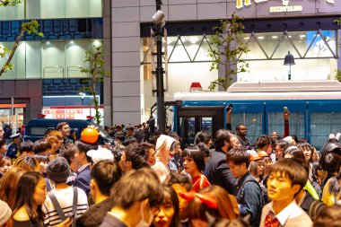 Tokyo, Japonya 31 Ekim 2018 - insan Cadılar Bayramı kutlama sırasında shibuya bölgesinde inanılmaz kalabalık. Cadılar Bayramı son yıllarda Tokyo büyük bir hit haline geldi.