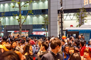 Tokyo, Japonya 31 Ekim 2018 - insan Cadılar Bayramı kutlama sırasında shibuya bölgesinde inanılmaz kalabalık. Cadılar Bayramı son yıllarda Tokyo büyük bir hit haline geldi.