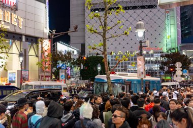 Tokyo, Japonya 31 Ekim 2018 - insan Cadılar Bayramı kutlama sırasında shibuya bölgesinde inanılmaz kalabalık. Cadılar Bayramı son yıllarda Tokyo büyük bir hit haline geldi.