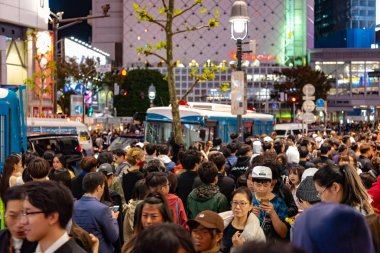 Tokyo, Japonya 31 Ekim 2018 - insan Cadılar Bayramı kutlama sırasında shibuya bölgesinde inanılmaz kalabalık. Cadılar Bayramı son yıllarda Tokyo büyük bir hit haline geldi.