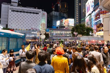 Tokyo, Japonya 31 Ekim 2018 - insan Cadılar Bayramı kutlama sırasında shibuya bölgesinde inanılmaz kalabalık. Cadılar Bayramı son yıllarda Tokyo büyük bir hit haline geldi.
