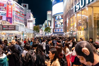 Tokyo, Japonya 31 Ekim 2018 - insan Cadılar Bayramı kutlama sırasında shibuya bölgesinde inanılmaz kalabalık. Cadılar Bayramı son yıllarda Tokyo büyük bir hit haline geldi.