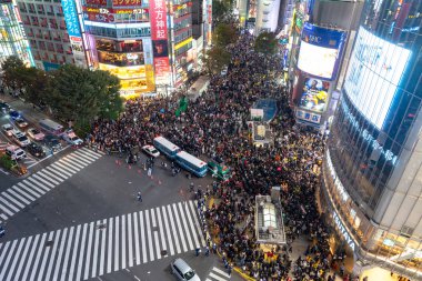Tokyo, Japonya 31 Ekim 2018 - insan Cadılar Bayramı kutlama sırasında shibuya bölgesinde inanılmaz kalabalık. Cadılar Bayramı son yıllarda Tokyo büyük bir hit haline geldi.