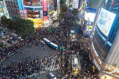 Tokyo, Japonya 31 Ekim 2018 - insan Cadılar Bayramı kutlama sırasında shibuya bölgesinde inanılmaz kalabalık. Cadılar Bayramı son yıllarda Tokyo büyük bir hit haline geldi.