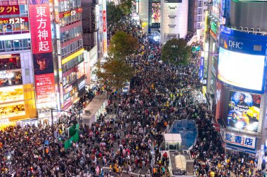 Tokyo, Japonya 31 Ekim 2018 - insan Cadılar Bayramı kutlama sırasında shibuya bölgesinde inanılmaz kalabalık. Cadılar Bayramı son yıllarda Tokyo büyük bir hit haline geldi.