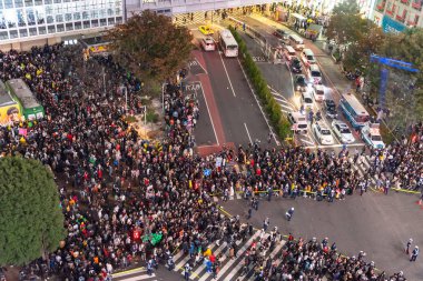 Tokyo, Japonya 31 Ekim 2018 - insan Cadılar Bayramı kutlama sırasında shibuya bölgesinde inanılmaz kalabalık. Cadılar Bayramı son yıllarda Tokyo büyük bir hit haline geldi.