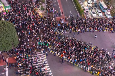 Tokyo, Japonya 31 Ekim 2018 - insan Cadılar Bayramı kutlama sırasında shibuya bölgesinde inanılmaz kalabalık. Cadılar Bayramı son yıllarda Tokyo büyük bir hit haline geldi.