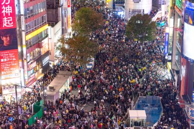 Tokyo, Japonya 31 Ekim 2018 - insan Cadılar Bayramı kutlama sırasında shibuya bölgesinde inanılmaz kalabalık. Cadılar Bayramı son yıllarda Tokyo büyük bir hit haline geldi.