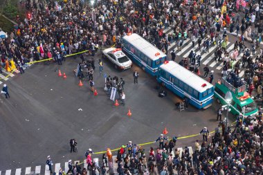Tokyo, Japonya, 31 Ekim 2018 - Tokyo Polis Shibuya geçiş Cadılar Bayramı kutlama sırasında görev. Cadılar Bayramı son yıllarda Japonya'da giderek daha popüler hale geldi. 
