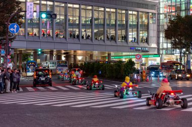 Tokyo, Japonya 31 Ekim 2018 - Shibuya bölgesi Tokyo, Japonya için Mario kart. Shibuya Crossing dünyanın en yoğun crosswalks biridir.