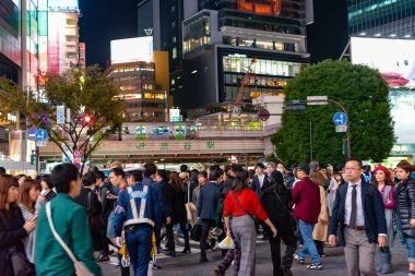 31 Ekim 2018 - yayalar yaya geçidi Shibuya bölgesi: Tokyo, Japan, Japonya. Shibuya Crossing dünyanın en yoğun crosswalks biridir.