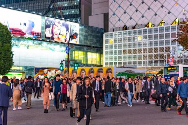31 Ekim 2018 - yayalar yaya geçidi Shibuya bölgesi: Tokyo, Japan, Japonya. Shibuya Crossing dünyanın en yoğun crosswalks biridir.