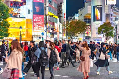 31 Ekim 2018 - yayalar yaya geçidi Shibuya bölgesi: Tokyo, Japan, Japonya. Shibuya Crossing dünyanın en yoğun crosswalks biridir.