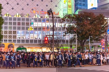 Tokyo, Japonya 31 Ekim 2018 - yaya Shibuya Caddesi üzerinde trafik ışıklarıyla. Shibuya Crossing dünyanın en yoğun crosswalks biridir.