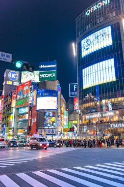 Tokyo, Japonya 31 Ekim 2018 - yaya Shibuya Caddesi üzerinde trafik ışıklarıyla. Shibuya Crossing dünyanın en yoğun crosswalks biridir.