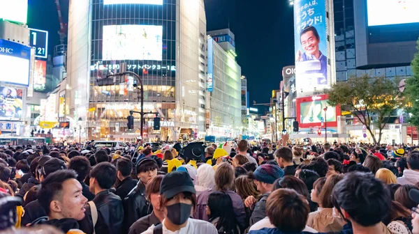 東京都 2018 ハロウィーンの祭典の間に渋谷地区の人々 の信じられないほどの群衆 近年東京で大ヒットとなっているハロウィーン — ストック写真