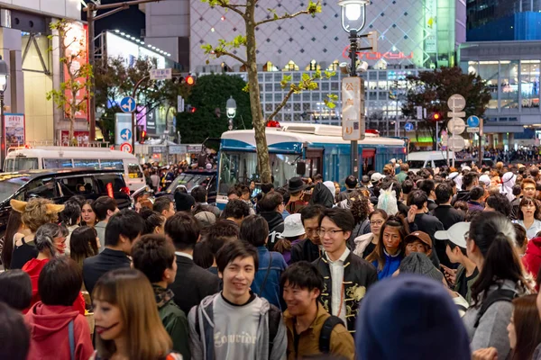 東京都 2018 ハロウィーンの祭典の間に渋谷地区の人々 の信じられないほどの群衆 近年東京で大ヒットとなっているハロウィーン — ストック写真