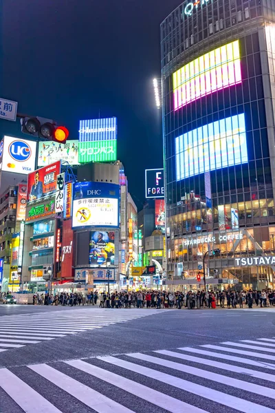 東京都 2018 渋谷ストリートのトラフィック ライトを歩行者 世界で最も忙しい横断歩道の一つは 渋谷の交差点 — ストック写真