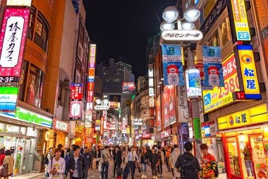 Tokyo, Japonya, 31 Ekim 2018 - sokak Tokyo, Japonya'da alışveriş Shibuya içinde insan kalabalığı. Shibuya gençler için Japonya moda merkezlerinden biri olarak ve büyük gece hayatı bölgesi olarak bilinen.