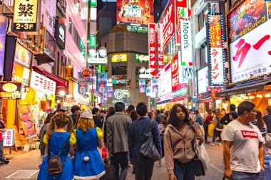 Tokyo, Japonya, 31 Ekim 2018 - sokak Tokyo, Japonya'da alışveriş Shibuya içinde insan kalabalığı. Shibuya gençler için Japonya moda merkezlerinden biri olarak ve büyük gece hayatı bölgesi olarak bilinen.