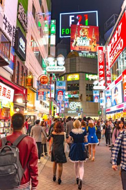 Tokyo, Japonya, 31 Ekim 2018 - sokak Tokyo, Japonya'da alışveriş Shibuya içinde insan kalabalığı. Shibuya gençler için Japonya moda merkezlerinden biri olarak ve büyük gece hayatı bölgesi olarak bilinen.