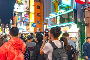 Tokyo, Japonya, 31 Ekim 2018 - sokak Tokyo, Japonya'da alışveriş Shibuya içinde insan kalabalığı. Shibuya gençler için Japonya moda merkezlerinden biri olarak ve büyük gece hayatı bölgesi olarak bilinen.