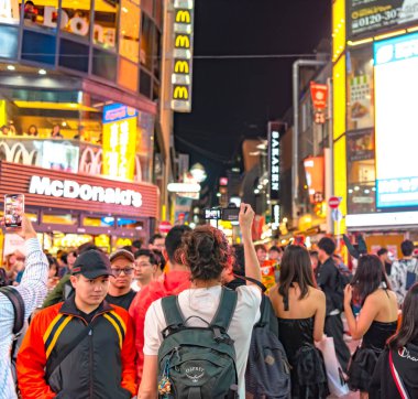 Tokyo, Japonya, 31 Ekim 2018 - sokak Tokyo, Japonya'da alışveriş Shibuya içinde insan kalabalığı. Shibuya gençler için Japonya moda merkezlerinden biri olarak ve büyük gece hayatı bölgesi olarak bilinen.
