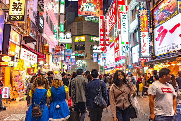 Токио, Япония, 31 октября 2018 - Толпа людей в торговом районе Сибуя в Токио, Япония. Сибуя известен как один из центров моды Японии для молодежи, а также как крупный район ночной жизни
.