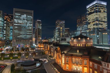Alacakaranlık anda bina Tokyo İstasyonu. Marunouchi iş bölgesi, Japonya Tokyo İstasyonu görünümünü.