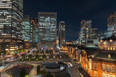 Alacakaranlık anda bina Tokyo İstasyonu. Marunouchi iş bölgesi, Japonya Tokyo İstasyonu görünümünü.