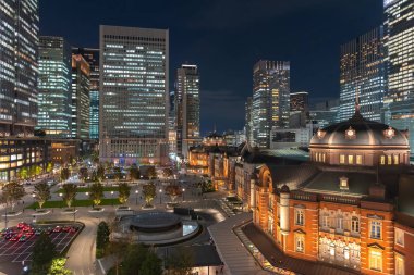 Alacakaranlık anda bina Tokyo İstasyonu. Marunouchi iş bölgesi, Japonya Tokyo İstasyonu görünümünü.