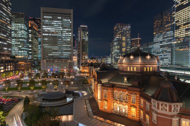 Alacakaranlık anda bina Tokyo İstasyonu. Marunouchi iş bölgesi, Japonya Tokyo İstasyonu görünümünü.