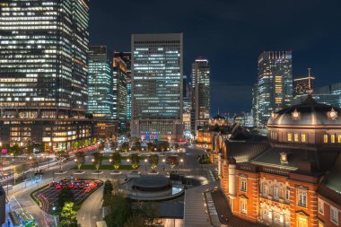 Alacakaranlık anda bina Tokyo İstasyonu. Marunouchi iş bölgesi, Japonya Tokyo İstasyonu görünümünü.