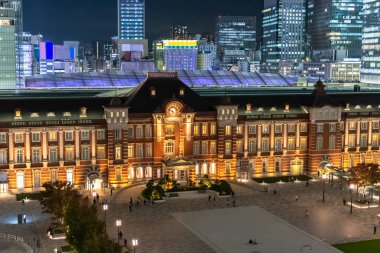 Alacakaranlık anda bina Tokyo İstasyonu. Marunouchi iş bölgesi, Japonya Tokyo İstasyonu görünümünü.