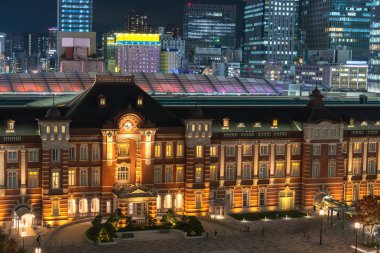 Alacakaranlık anda bina Tokyo İstasyonu. Marunouchi iş bölgesi, Japonya Tokyo İstasyonu görünümünü.