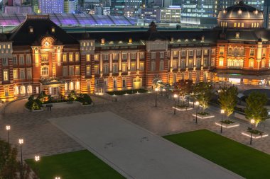 Alacakaranlık anda bina Tokyo İstasyonu. Marunouchi iş bölgesi, Japonya Tokyo İstasyonu görünümünü.