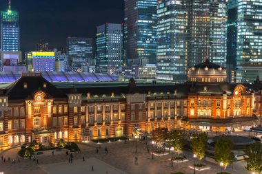 Alacakaranlık anda bina Tokyo İstasyonu. Marunouchi iş bölgesi, Japonya Tokyo İstasyonu görünümünü.