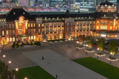 Alacakaranlık anda bina Tokyo İstasyonu. Marunouchi iş bölgesi, Japonya Tokyo İstasyonu görünümünü.