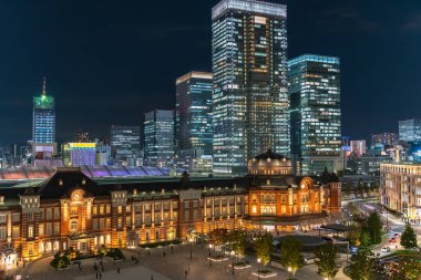 Alacakaranlık anda bina Tokyo İstasyonu. Marunouchi iş bölgesi, Japonya Tokyo İstasyonu görünümünü.