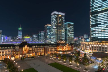 Alacakaranlık anda bina Tokyo İstasyonu. Marunouchi iş bölgesi, Japonya Tokyo İstasyonu görünümünü.