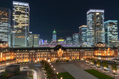 Alacakaranlık anda bina Tokyo İstasyonu. Marunouchi iş bölgesi, Japonya Tokyo İstasyonu görünümünü.