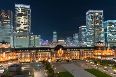 Alacakaranlık anda bina Tokyo İstasyonu. Marunouchi iş bölgesi, Japonya Tokyo İstasyonu görünümünü.