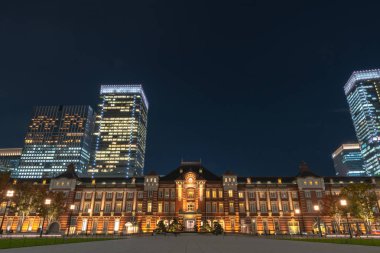 Alacakaranlık anda bina Tokyo İstasyonu. Marunouchi iş bölgesi, Japonya Tokyo İstasyonu görünümünü.