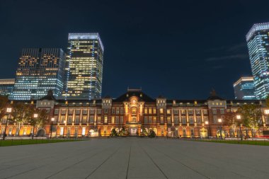 Alacakaranlık anda bina Tokyo İstasyonu. Marunouchi iş bölgesi, Japonya Tokyo İstasyonu görünümünü.