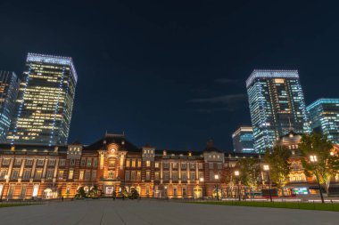 Alacakaranlık anda bina Tokyo İstasyonu. Marunouchi iş bölgesi, Japonya Tokyo İstasyonu görünümünü.